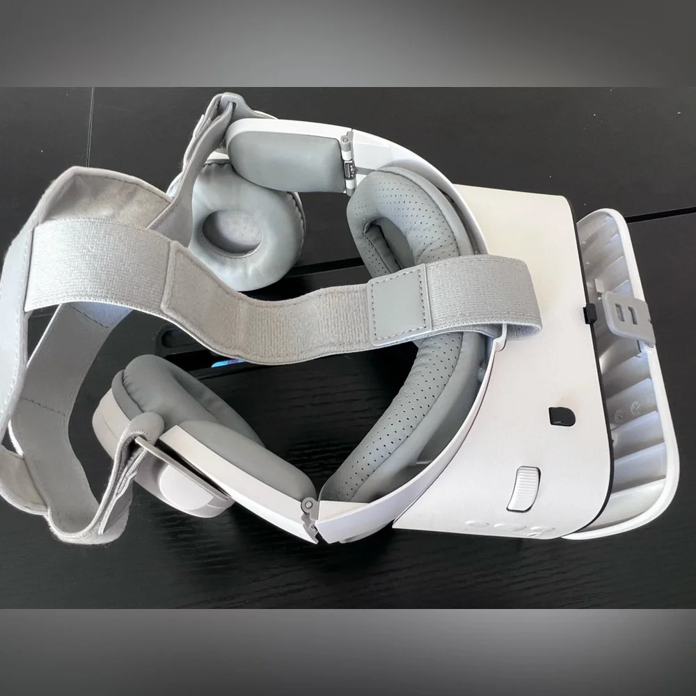 White VR Headset - Picture 6 of 8